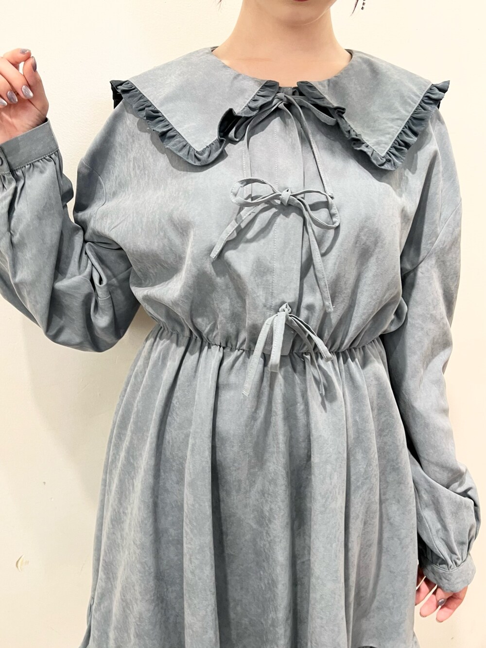 ブルー系のワンピース、ホワイト系のカーディガン/ボレロ、ホワイト系のスニーカーを着用したレディースの秋コーディネートの9枚目の写真