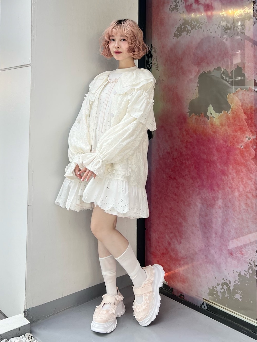 ホワイト系のテーラードジャケット、ピンク系のワンピース、ホワイト系のTシャツ/カットソーを着用したレディースの夏コーディネートの2枚目の写真