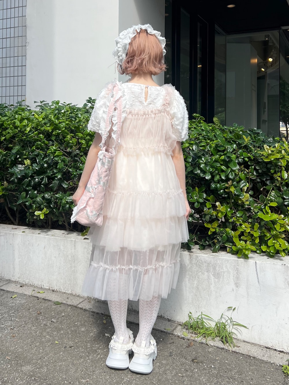 ホワイト系のワンピース、ピンク系のワンピース、ホワイト系のスニーカーを着用したレディースの夏コーディネートの3枚目の写真