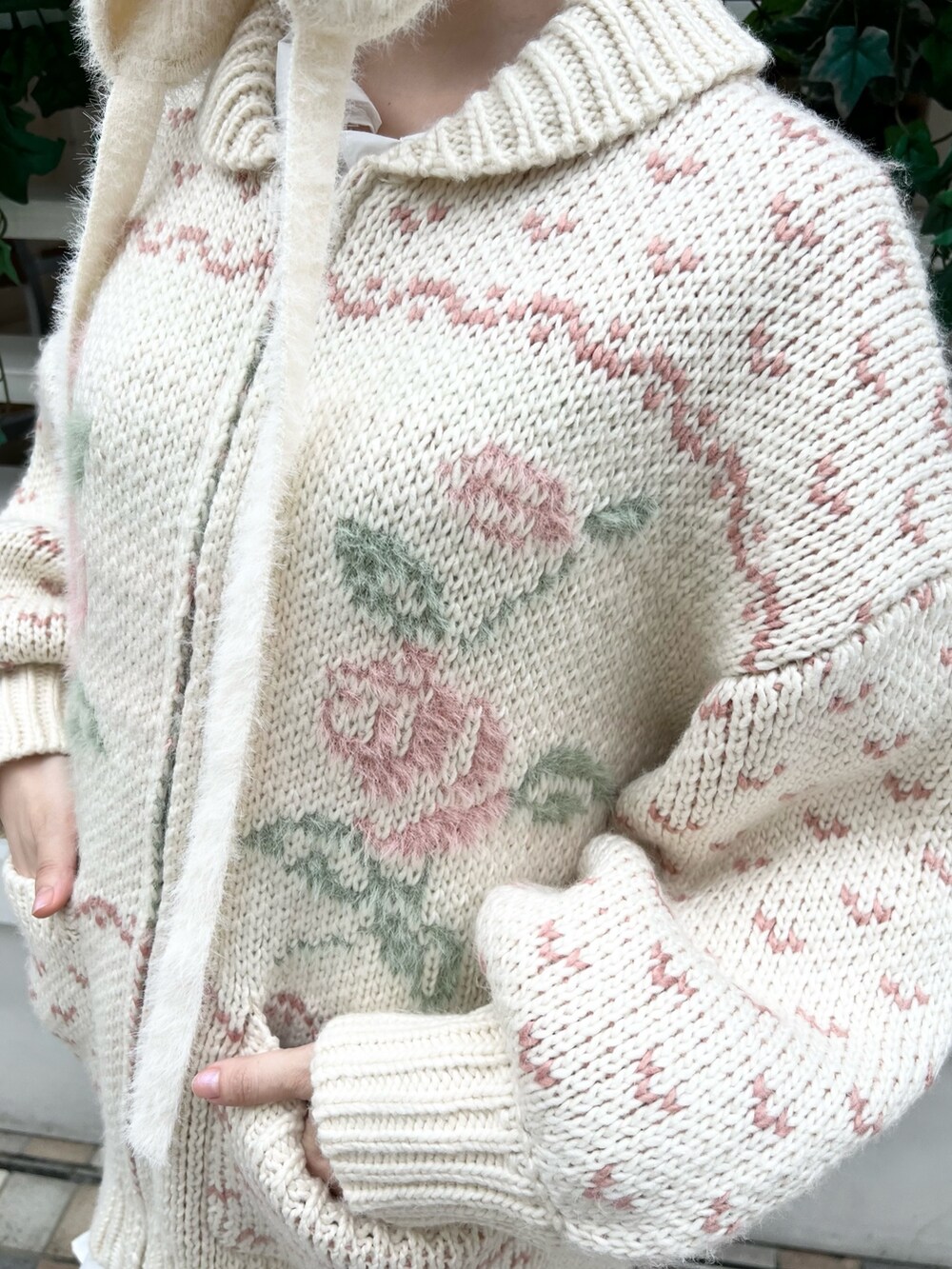 ピンク系のカーディガン/ボレロ、グレー系のスウェットパンツ、ピンク系のショルダーバッグを着用したレディースの秋コーディネートの9枚目の写真