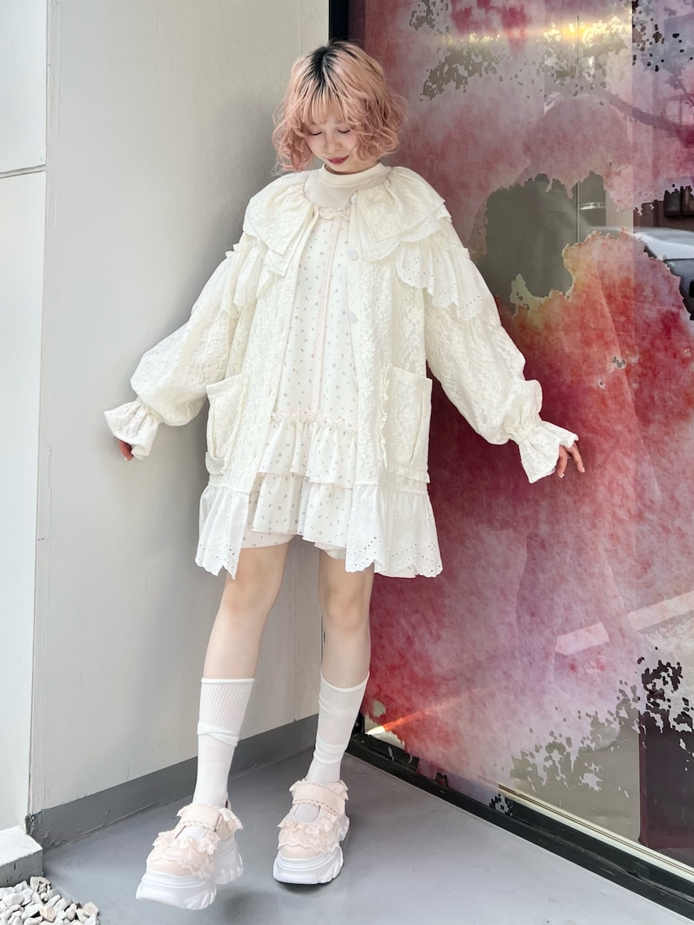 ホワイト系のテーラードジャケット、ピンク系のワンピース、ホワイト系のTシャツ/カットソーを着用したレディースの夏コーディネートの4枚目の写真