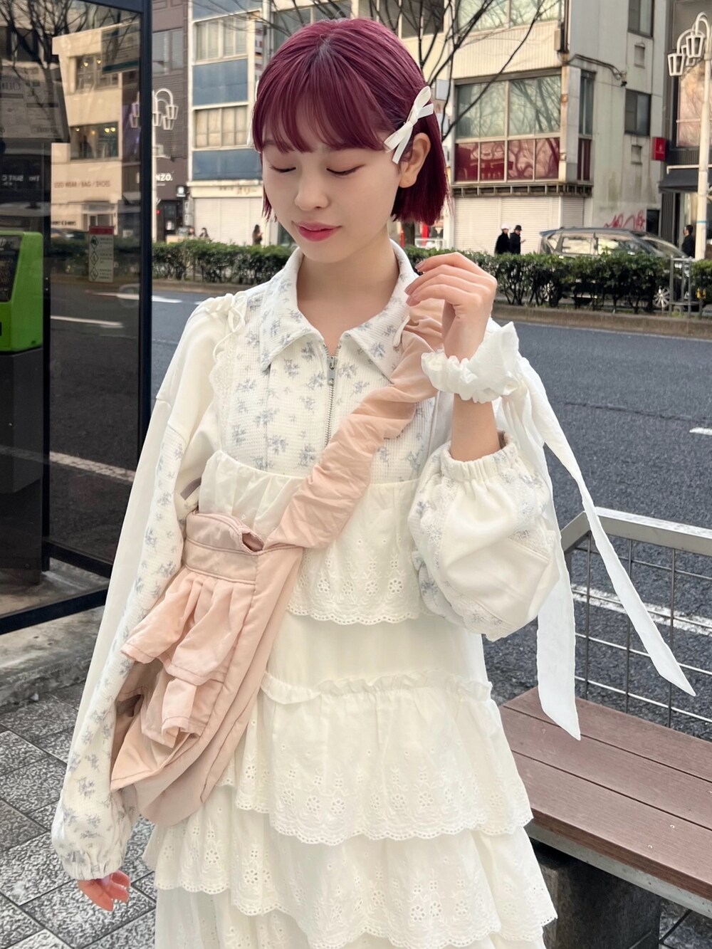 ピンク系のショルダーバッグ、ホワイト系のスニーカー、ホワイト系のワンピースを着用したレディースの春コーディネートの7枚目の写真