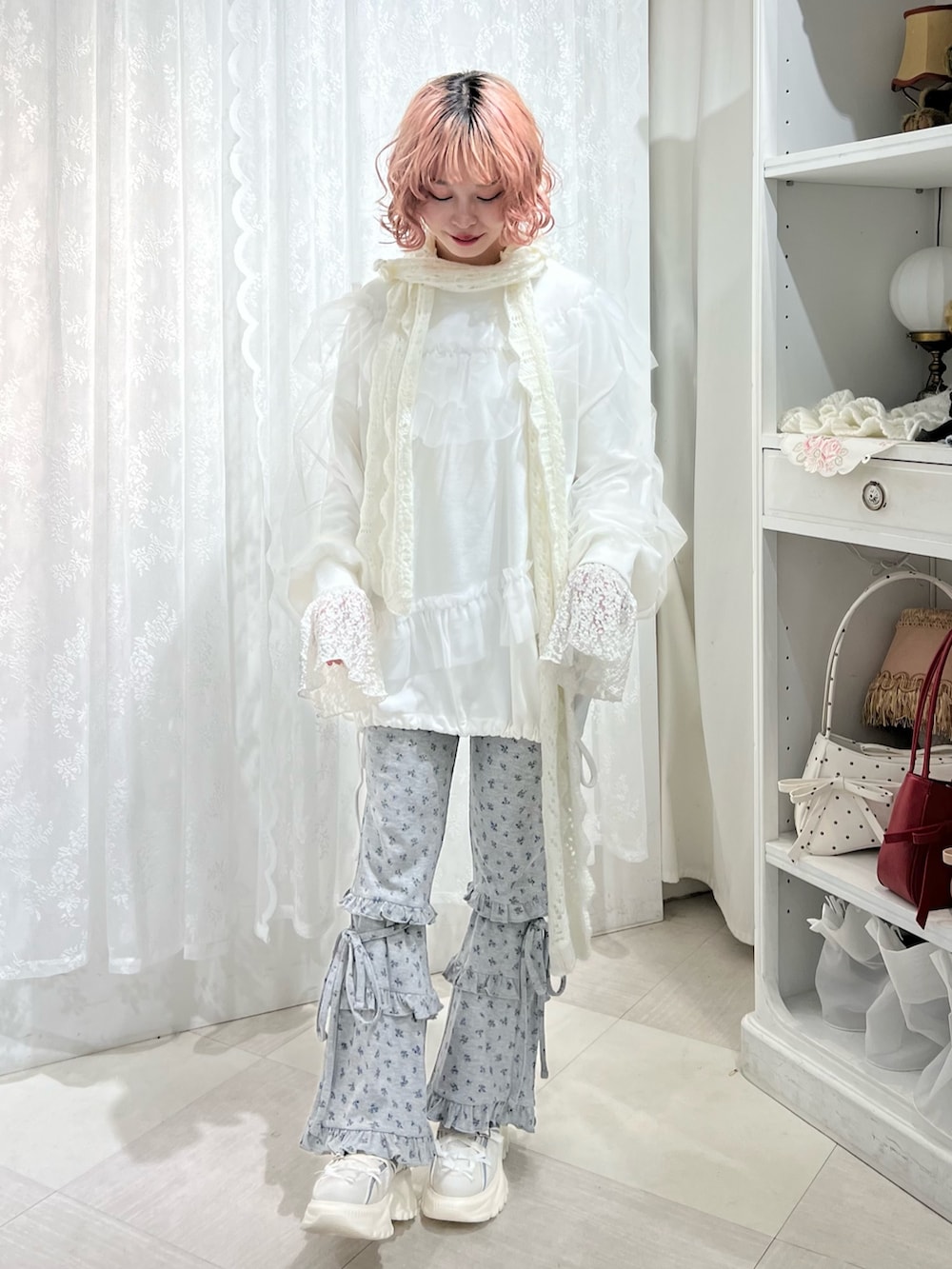ホワイト系のスウェット、グレー系のスウェットパンツ、ブルー系のスニーカーを着用したレディースの夏コーディネートの5枚目の写真