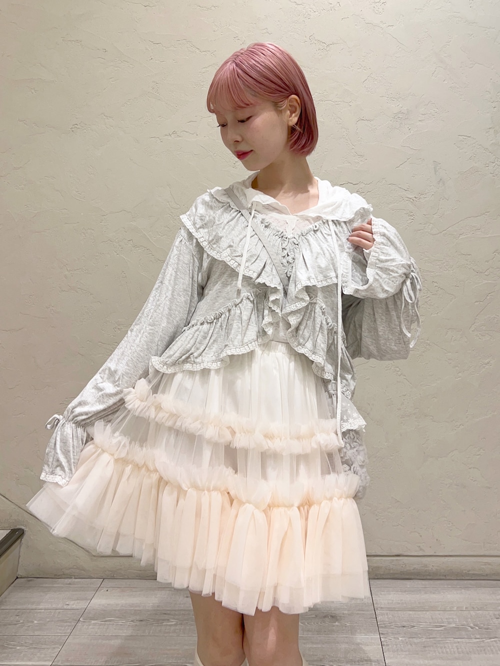グレー系のカーディガン/ボレロ、ホワイト系のTシャツ/カットソー、ホワイト系のスニーカーを着用したレディースの夏コーディネートの5枚目の写真