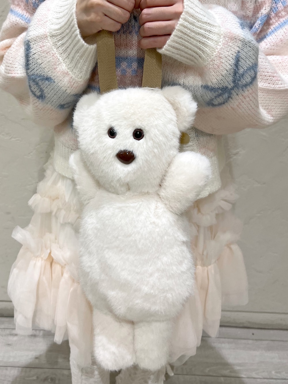 ホワイト系のカーディガン/ボレロ、ピンク系のスカート、ホワイト系のハンドバッグを着用したレディースの秋コーディネートの7枚目の写真