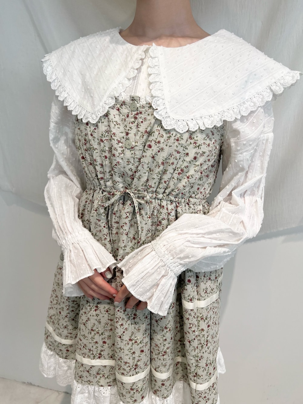 ホワイト系のシャツ/ブラウス、グリーン系のワンピース、ホワイト系のスニーカーを着用したレディースの冬コーディネートの9枚目の写真