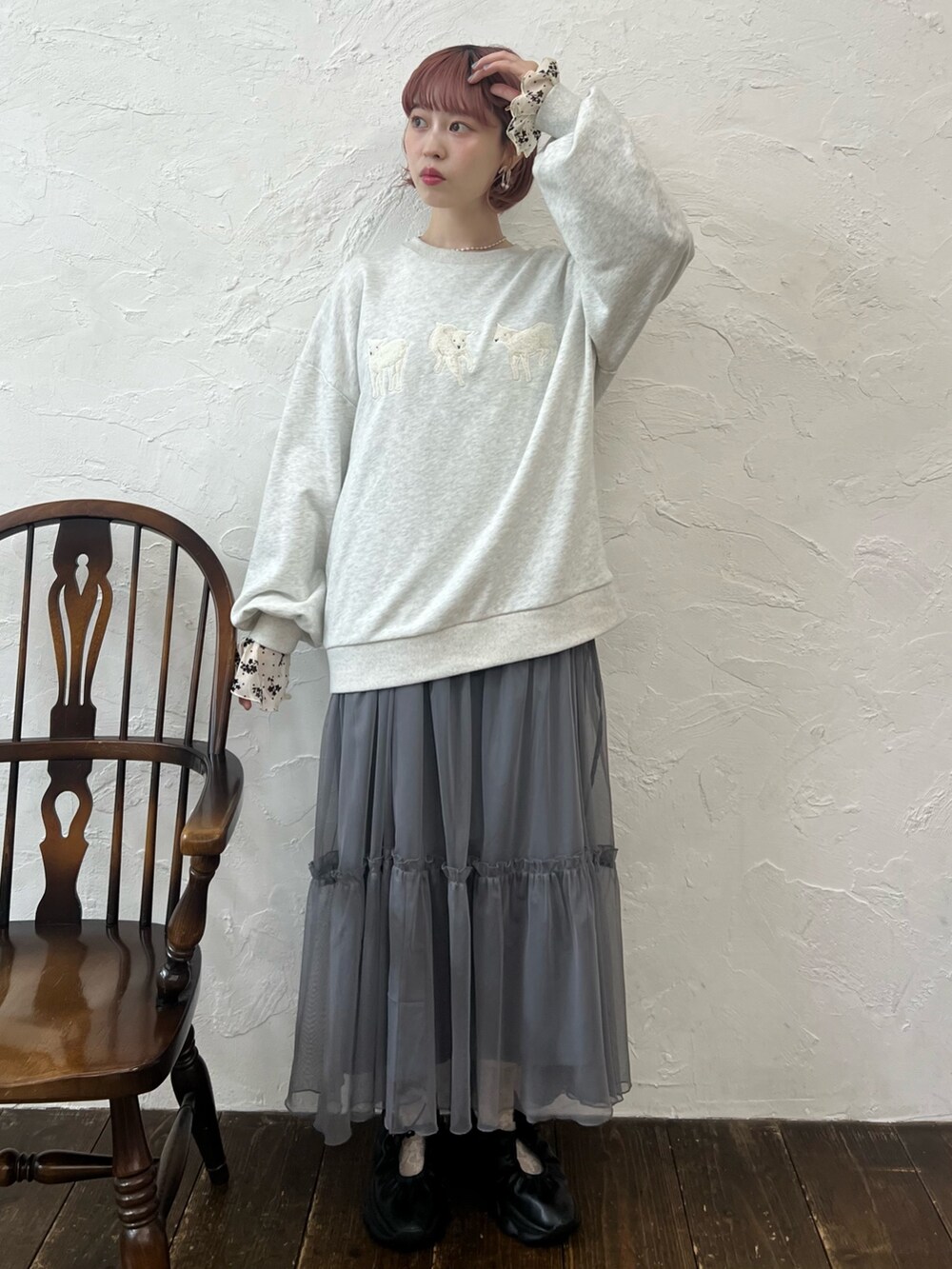 グレー系のスウェット、グレー系のワンピース、ホワイト系のTシャツ/カットソーを着用したレディースの夏コーディネートの2枚目の写真