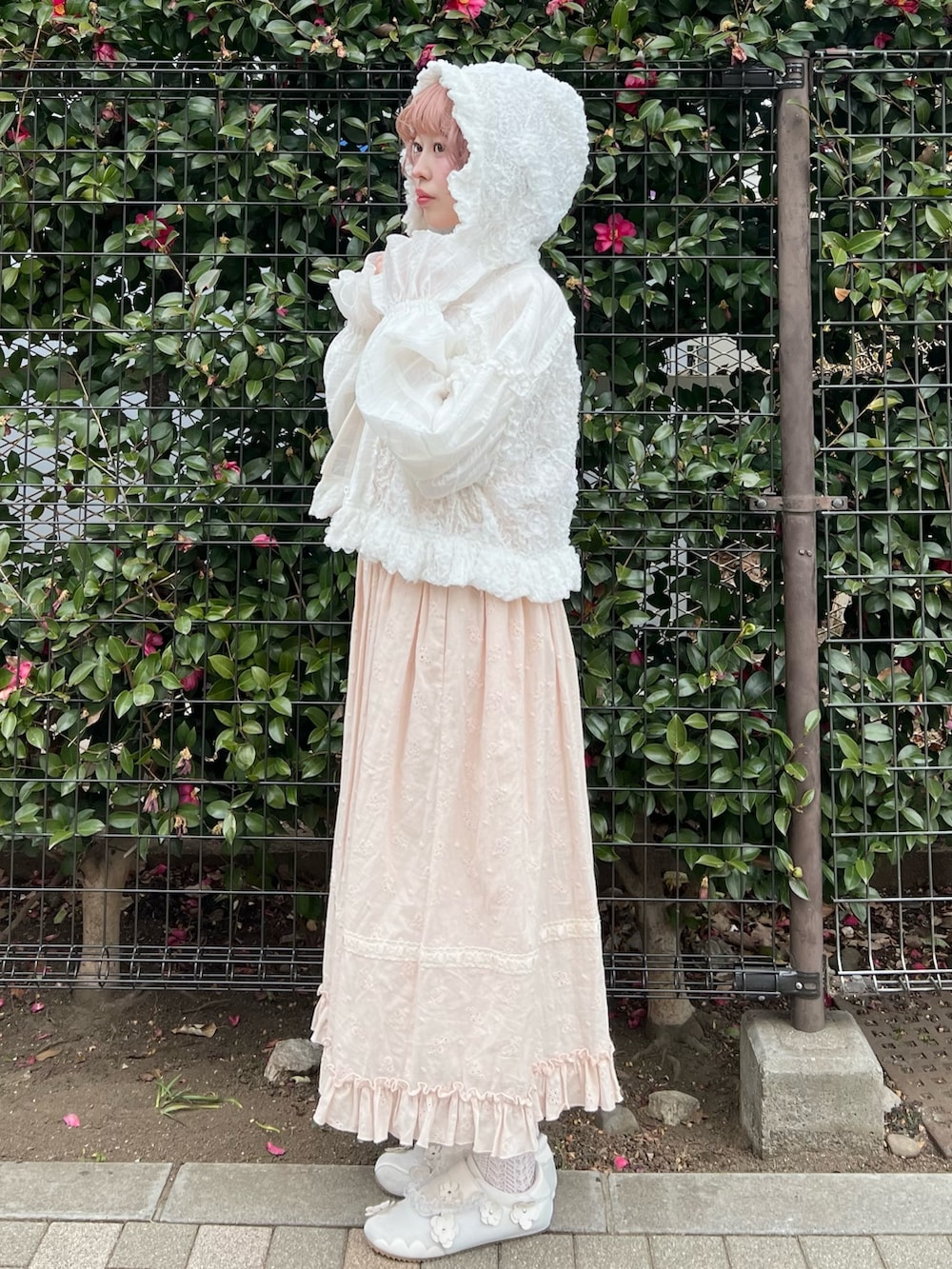 ホワイト系のブルゾン、ピンク系のワンピース、ホワイト系のTシャツ/カットソーを着用したレディースの冬コーディネートの2枚目の写真