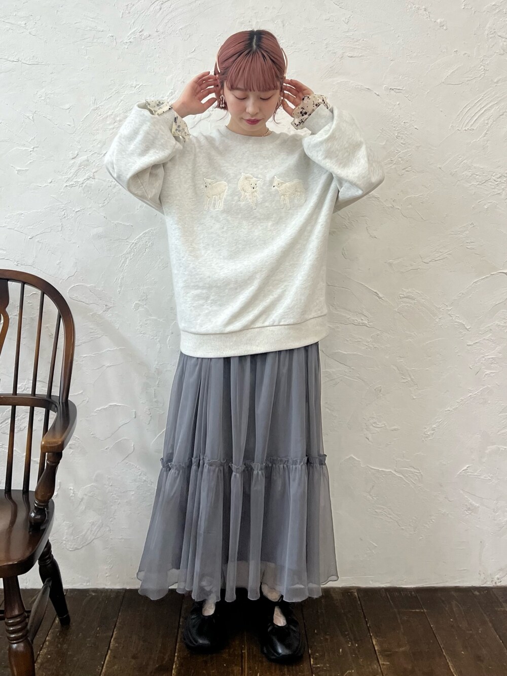 グレー系のスウェット、グレー系のワンピース、ホワイト系のTシャツ/カットソーを着用したレディースの夏コーディネートの3枚目の写真