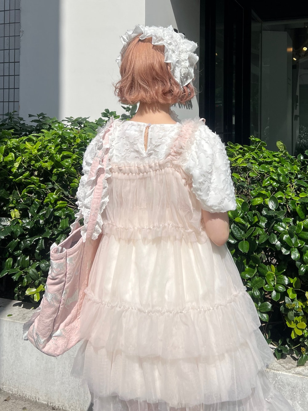 ホワイト系のワンピース、ピンク系のワンピース、ホワイト系のスニーカーを着用したレディースの夏コーディネートの4枚目の写真