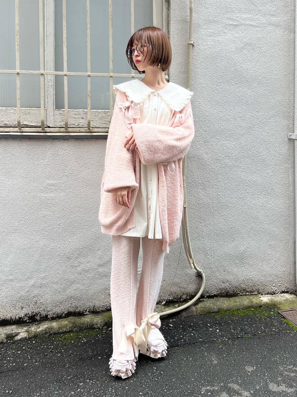 ホワイト系のワンピース、ピンク系のカーディガン/ボレロ、ピンク系のスウェットパンツを着用したレディースの夏コーディネートの2枚目の写真