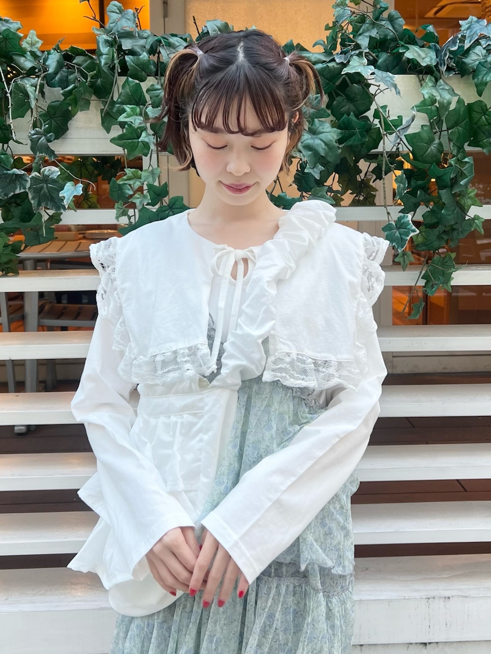 ホワイト系のTシャツ/カットソー、グリーン系のワンピース、ブラック系のデニムパンツを着用したレディースの春コーディネートの7枚目の写真