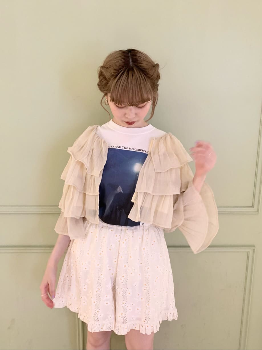 ブラック系のショルダーバッグ、ホワイト系のTシャツ/カットソー、ホワイト系のその他パンツを着用したレディースの春コーディネートの6枚目の写真