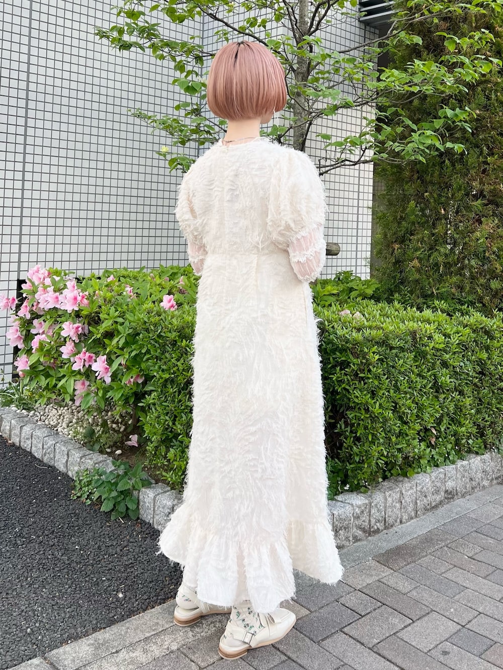ホワイト系のワンピース、ホワイト系のTシャツ/カットソー、ホワイト系のローファーを着用したレディースの夏コーディネートの7枚目の写真