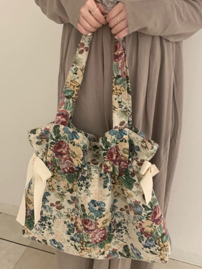 ベージュ系のワンピース、ブラック系のパンプス、ホワイト系のトートバッグを着用したレディースの夏コーディネートの7枚目の写真