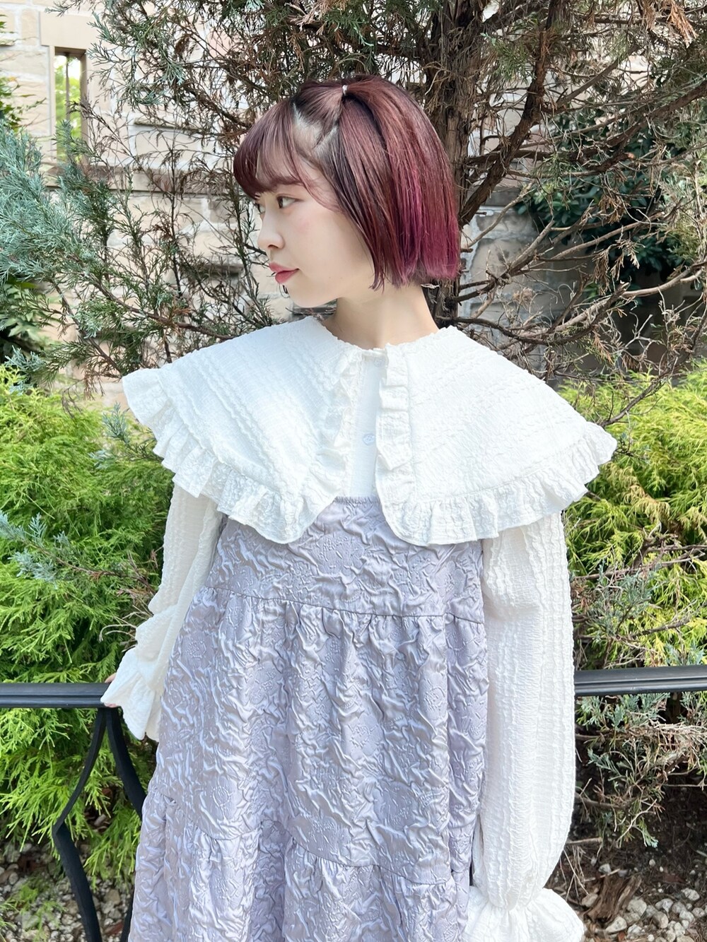 ホワイト系のシャツ/ブラウス、パープル系のワンピース、ホワイト系のサンダルを着用したレディースの秋コーディネートの7枚目の写真