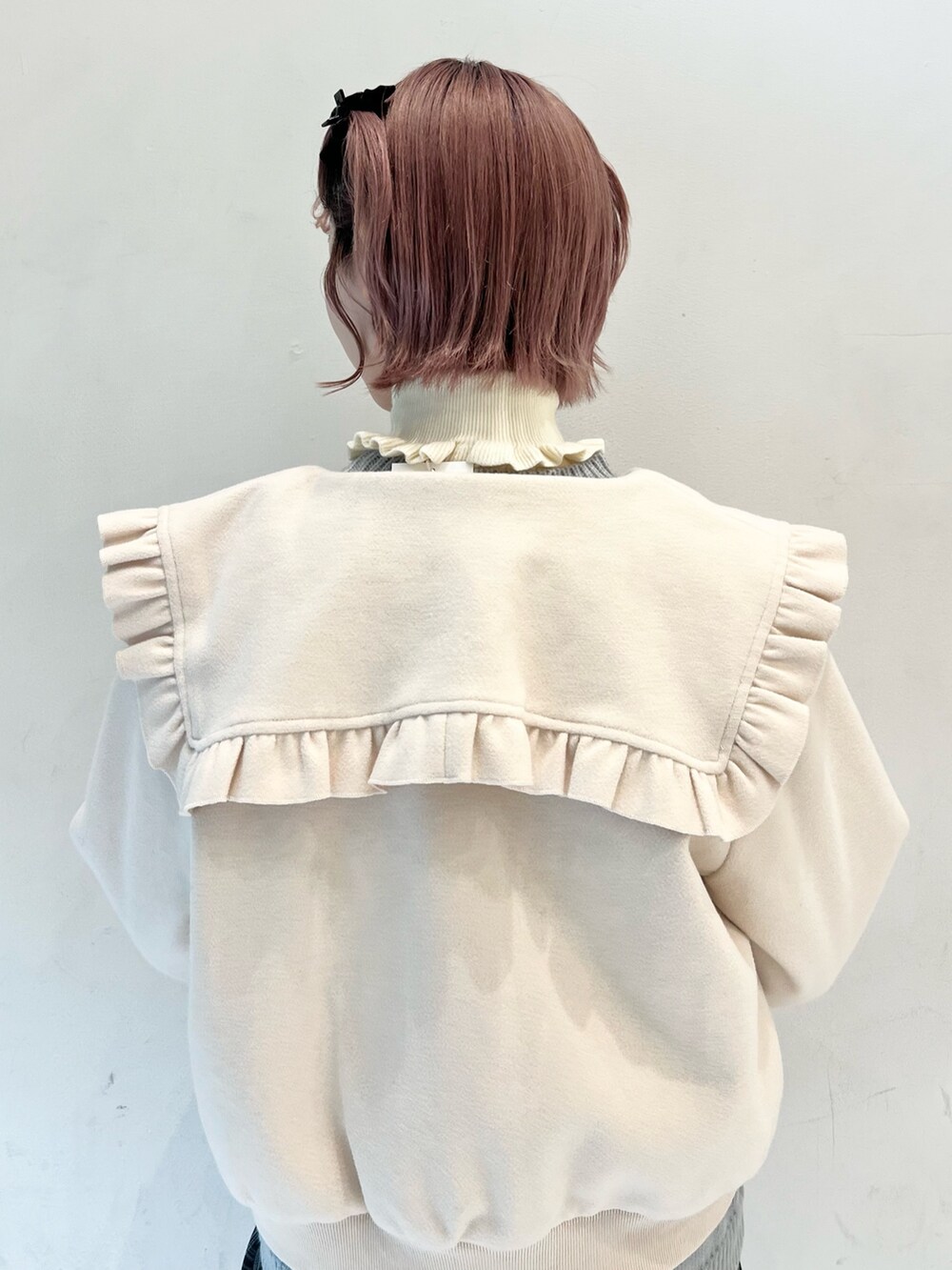 ブラック系のスカート、ブルー系のニット/セーター、ホワイト系のブーツを着用したレディースの冬コーディネートの6枚目の写真