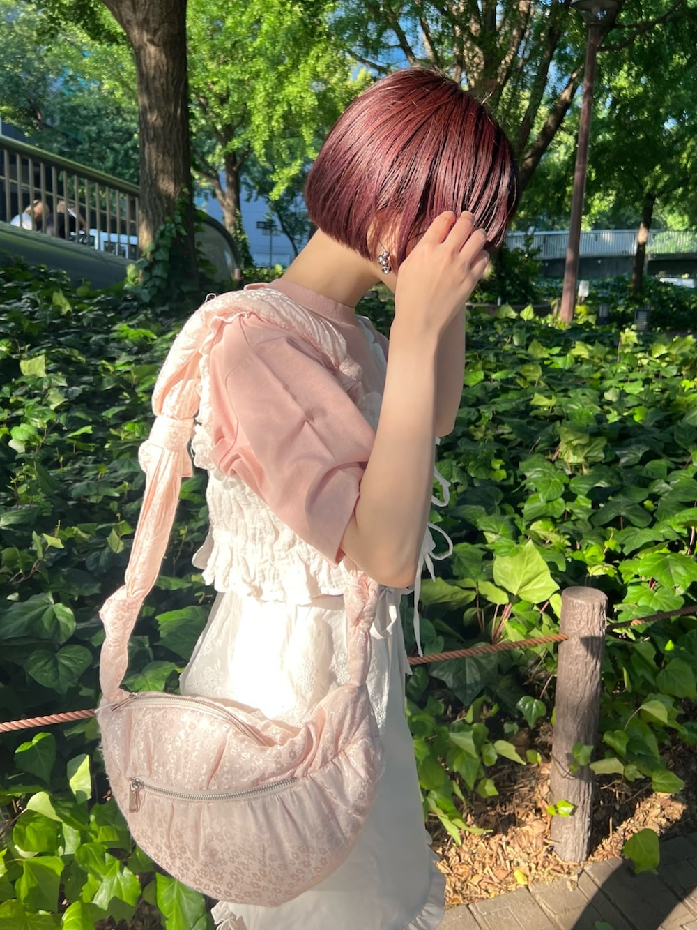 ピンク系のサンダル、ピンク系のボディバッグ/ウエストポーチ、ホワイト系のスカートを着用したレディースの夏コーディネートの7枚目の写真