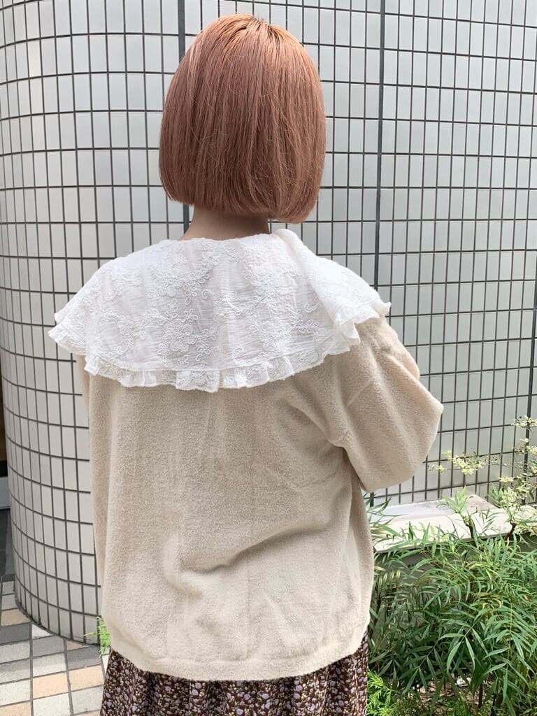 ホワイト系のシャツ/ブラウス、ゴールド系のその他シューズ、ブラウン系のワンピースを着用したレディースの夏コーディネートの5枚目の写真