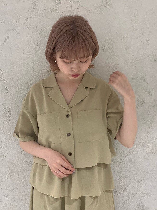 イエロー系のシャツ/ブラウス、イエロー系のスカート、ゴールド系のその他シューズを着用したレディースの春コーディネートの4枚目の写真