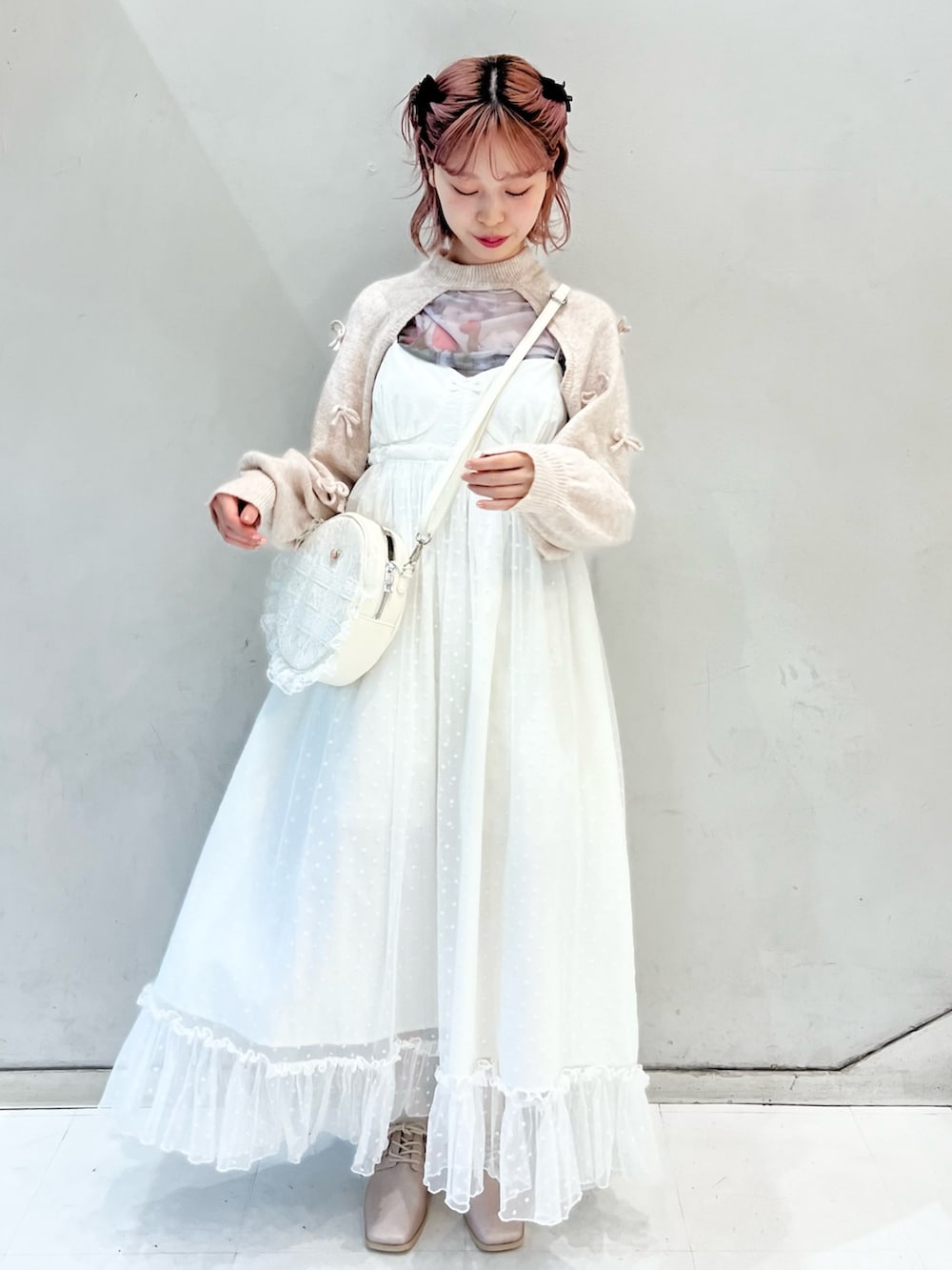 ホワイト系のTシャツ/カットソー、ホワイト系のワンピース、ピンク系のローファーを着用したレディースの秋コーディネートの2枚目の写真