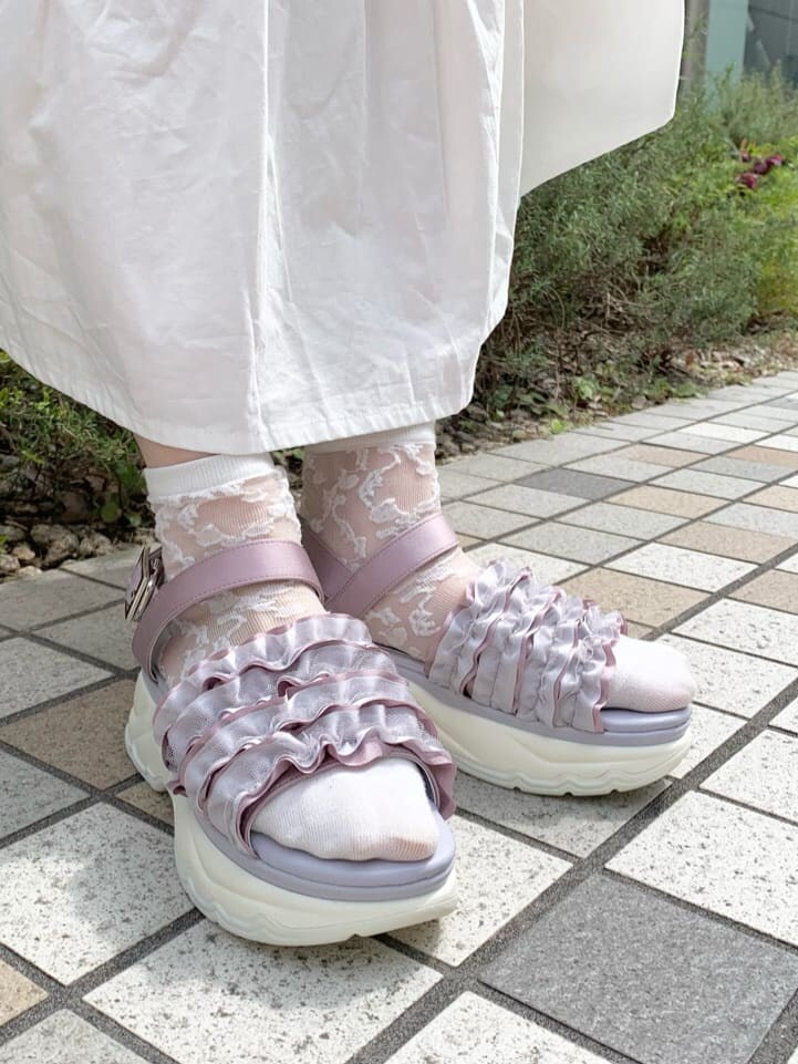 ホワイト系のワンピース、ピンク系のサンダル、ホワイト系のショルダーバッグを着用したレディースの春コーディネートの7枚目の写真