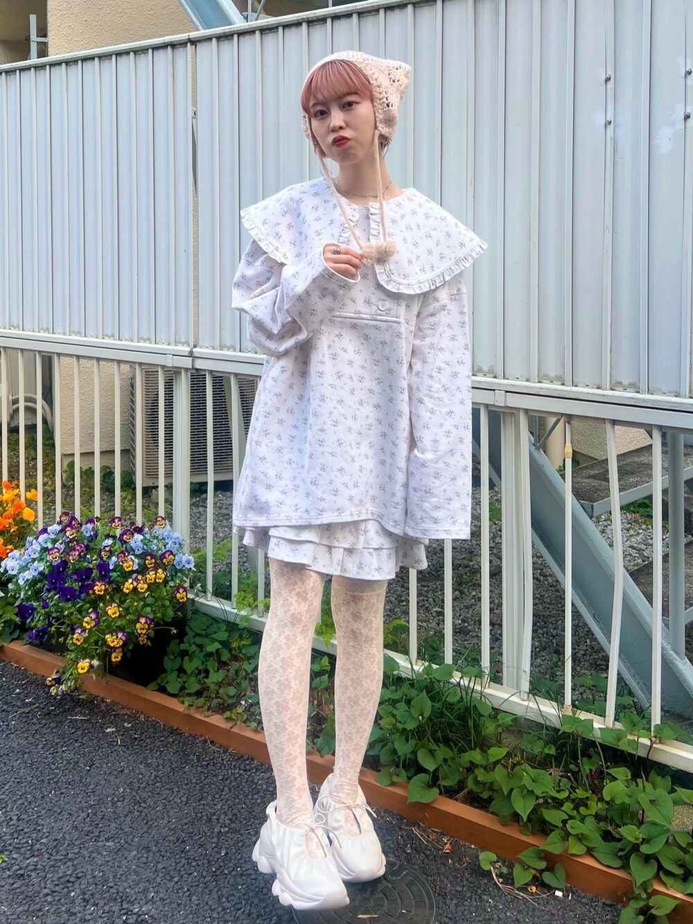 ホワイト系のデニムジャケット、ホワイト系のスカート、ホワイト系のスニーカーを着用したレディースの春コーディネートの3枚目の写真