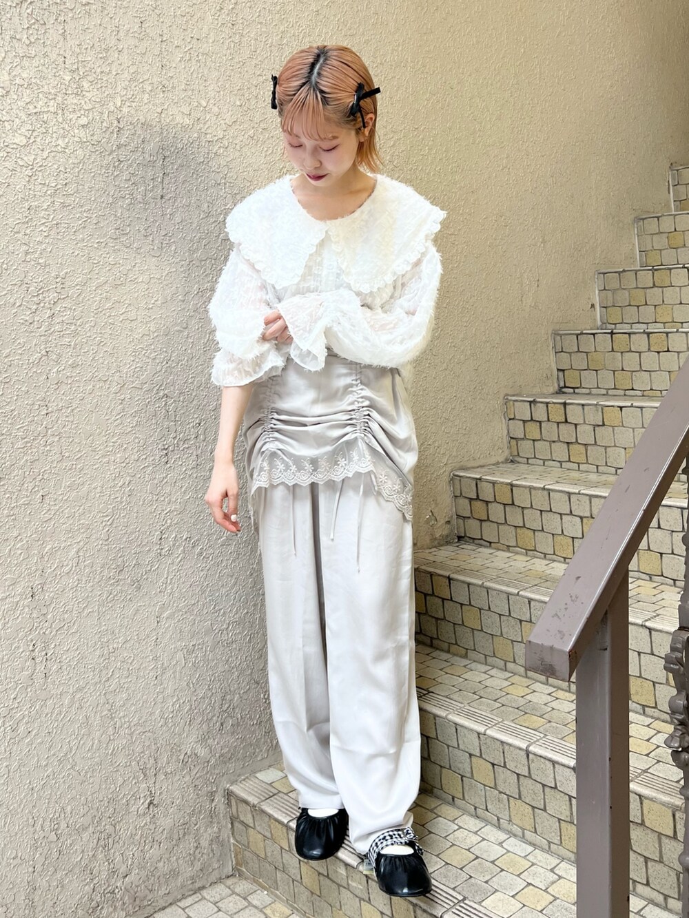 ホワイト系のシャツ/ブラウス、グレー系のスラックス、ブラック系のバレエシューズを着用したレディースの夏コーディネートの4枚目の写真