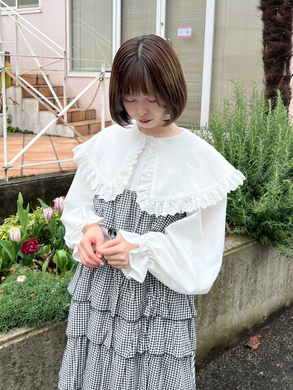 その他のワンピース、ホワイト系のシャツ/ブラウス、ブラック系のスニーカーを着用したレディースの春コーディネートの6枚目の写真