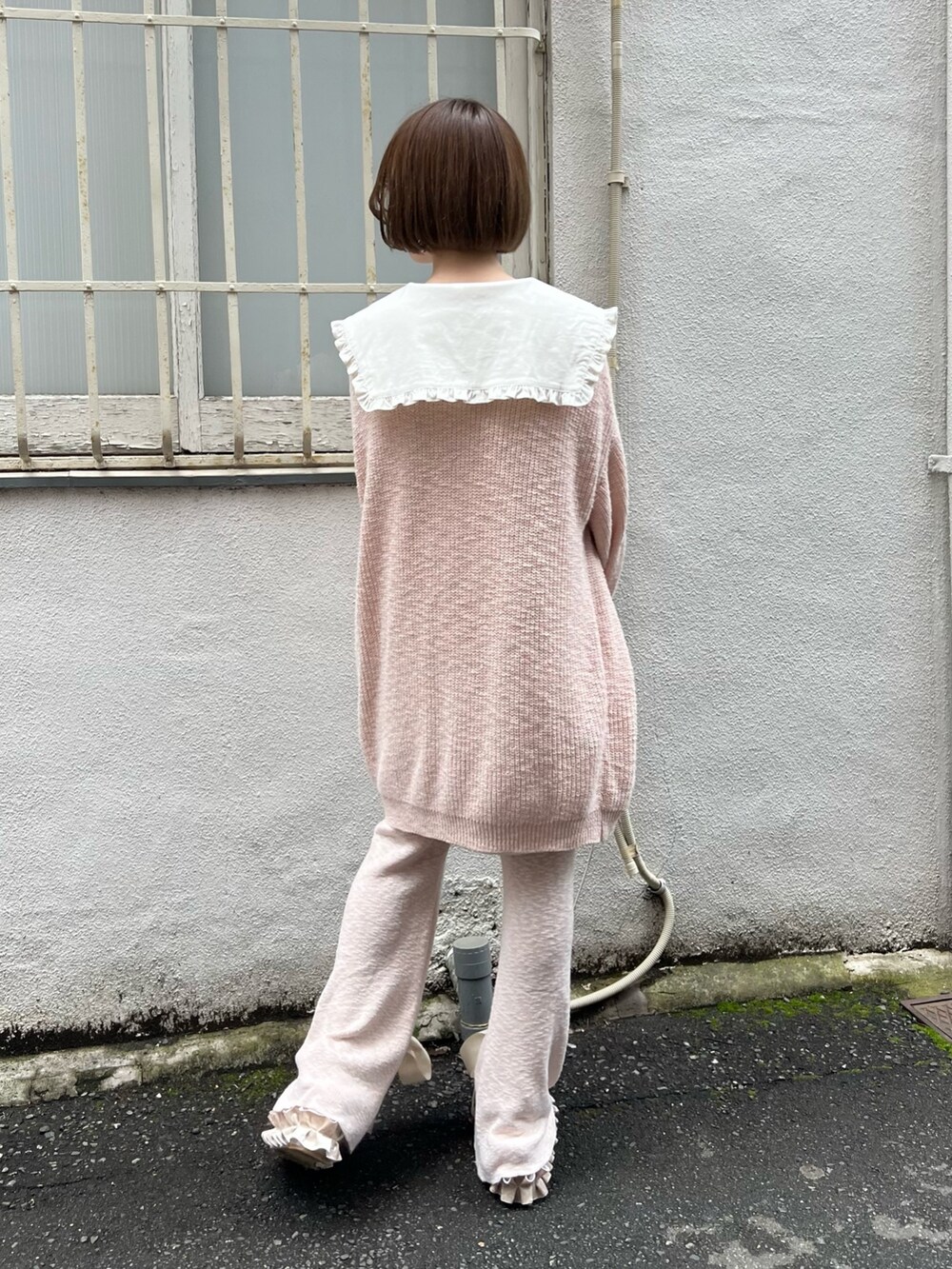 ホワイト系のワンピース、ピンク系のカーディガン/ボレロ、ピンク系のスウェットパンツを着用したレディースの夏コーディネートの4枚目の写真