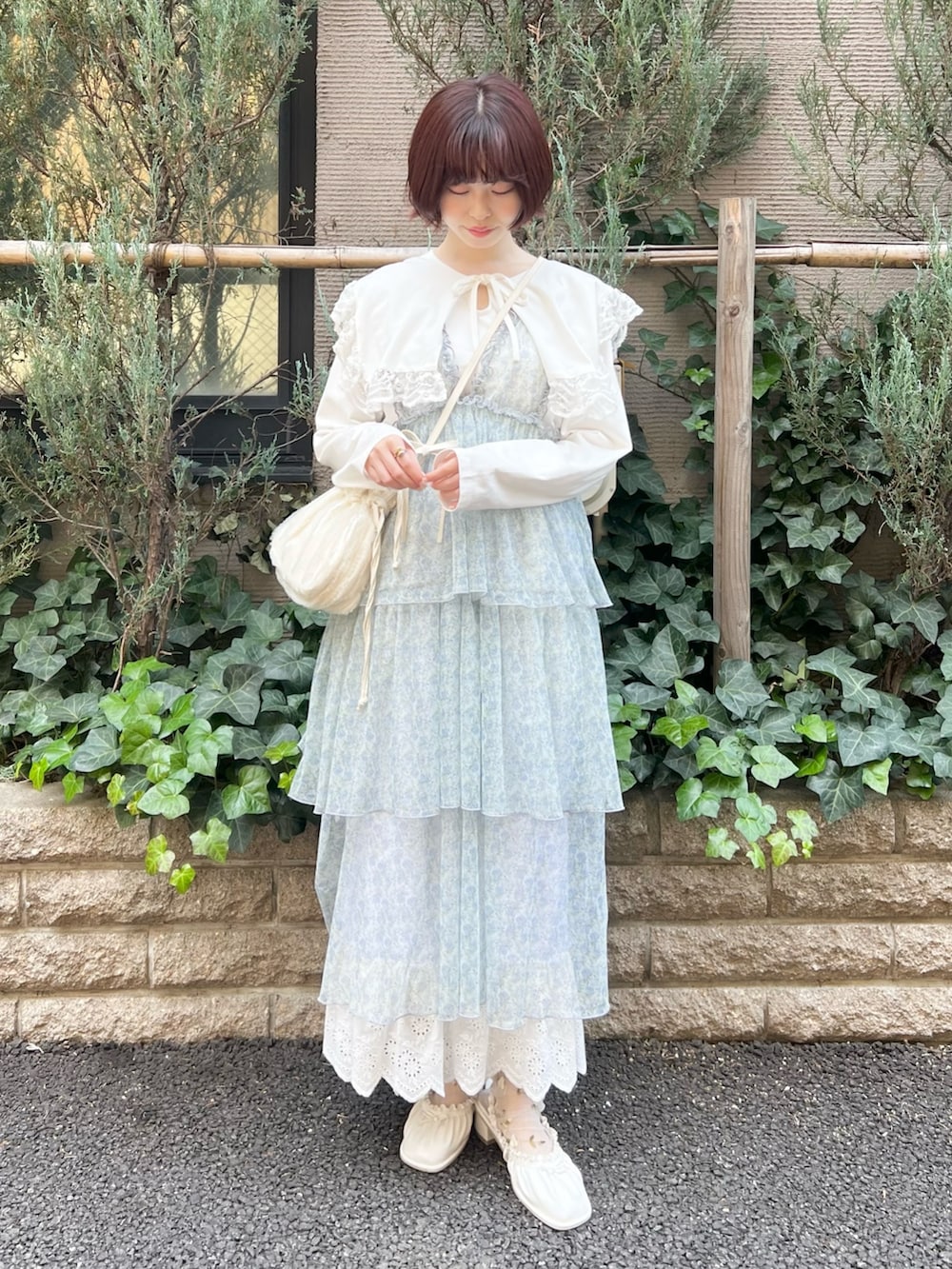 ホワイト系のパンプス、グリーン系のワンピース、ホワイト系のTシャツ/カットソーを着用したレディースの春コーディネートの3枚目の写真