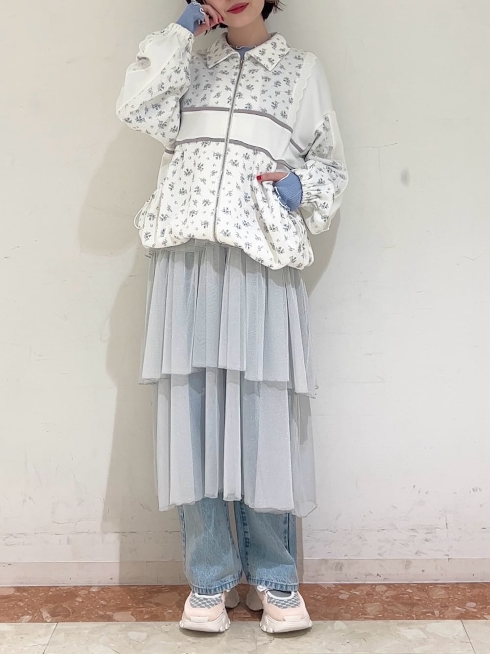 ブルー系のジャージ、ブルー系のTシャツ/カットソー、ホワイト系のショルダーバッグを着用したレディースの春コーディネートの3枚目の写真