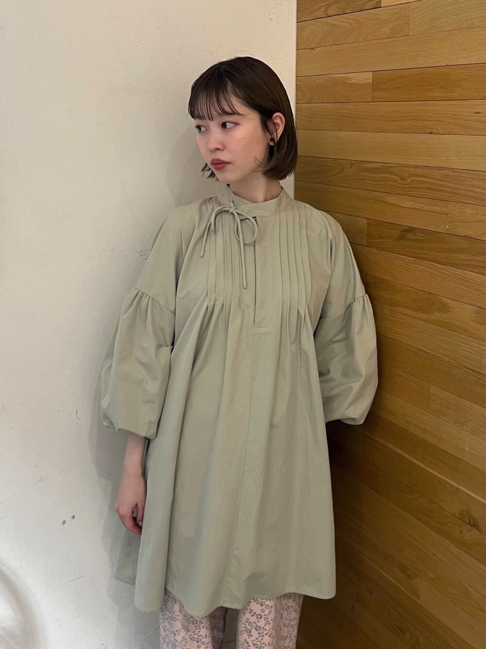 ピンク系のその他パンツ、ゴールド系のパンプス、グリーン系のワンピースを着用したレディースの春コーディネートの5枚目の写真