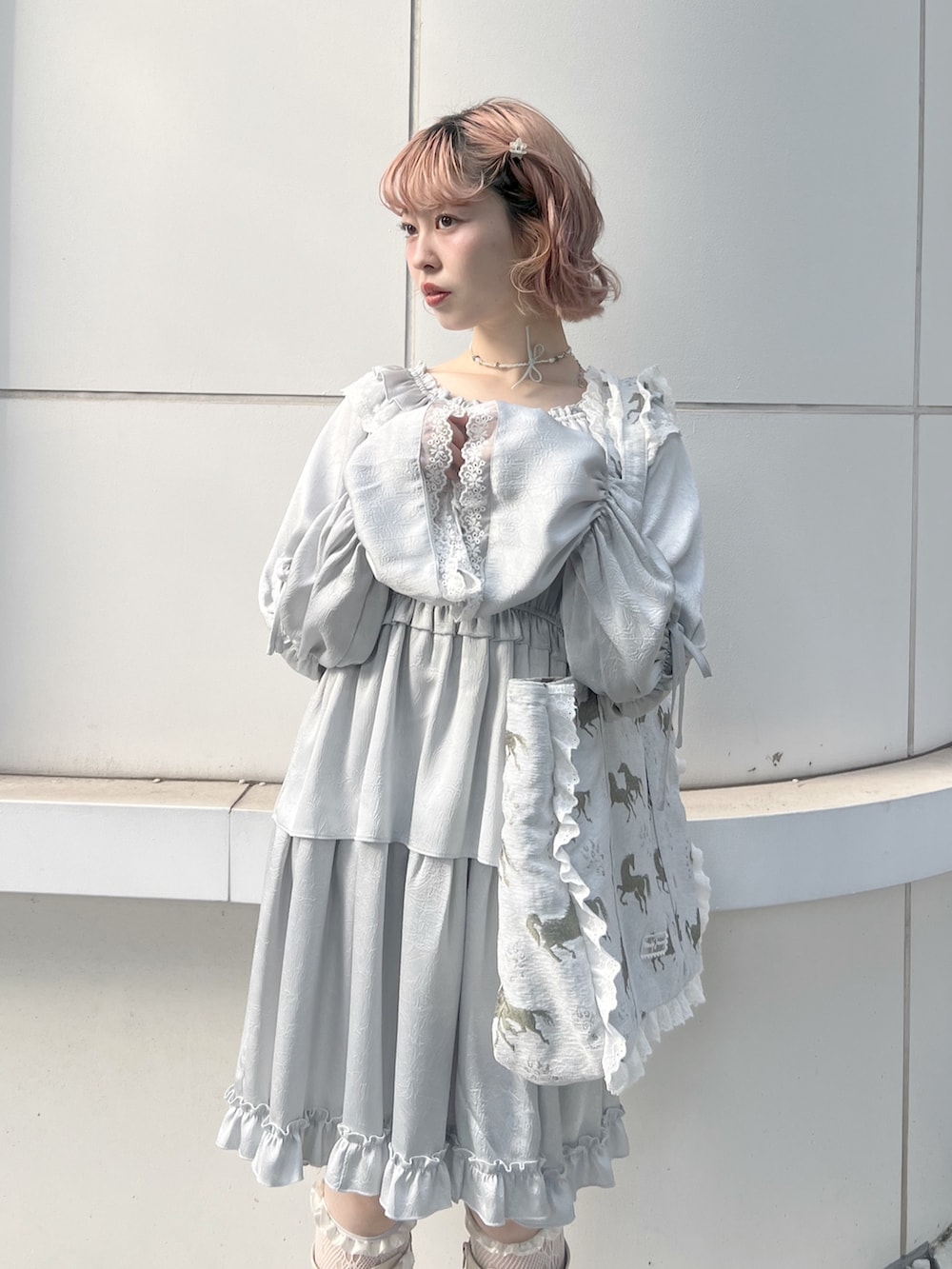 ブルー系のワンピース、ブルー系のトートバッグ、ホワイト系のブーツを着用したレディースの夏コーディネートの5枚目の写真