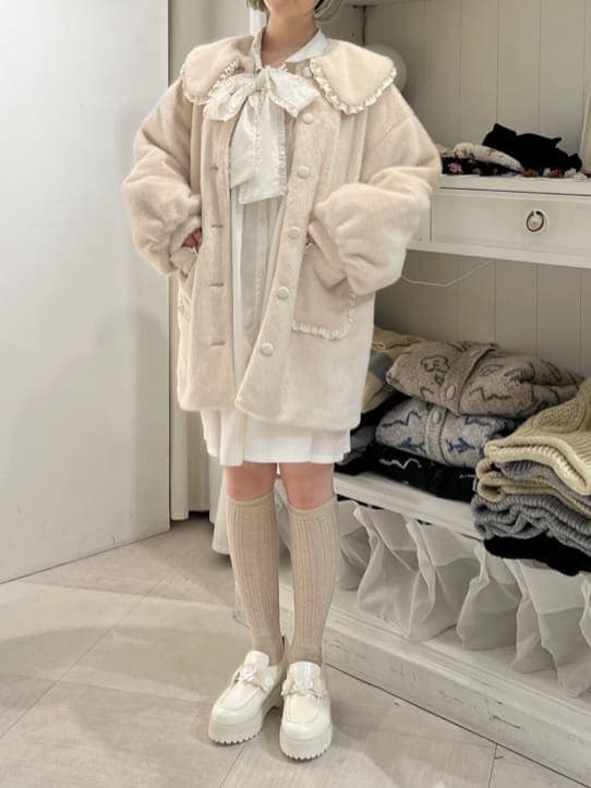 ホワイト系のローファー、ホワイト系のその他アウター、ホワイト系のワンピースを着用したレディースの秋コーディネートの2枚目の写真