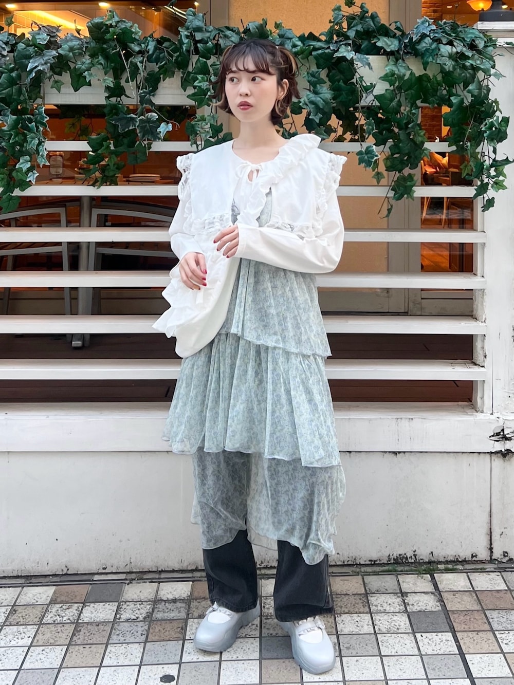 ホワイト系のTシャツ/カットソー、グリーン系のワンピース、ブラック系のデニムパンツを着用したレディースの春コーディネートの3枚目の写真