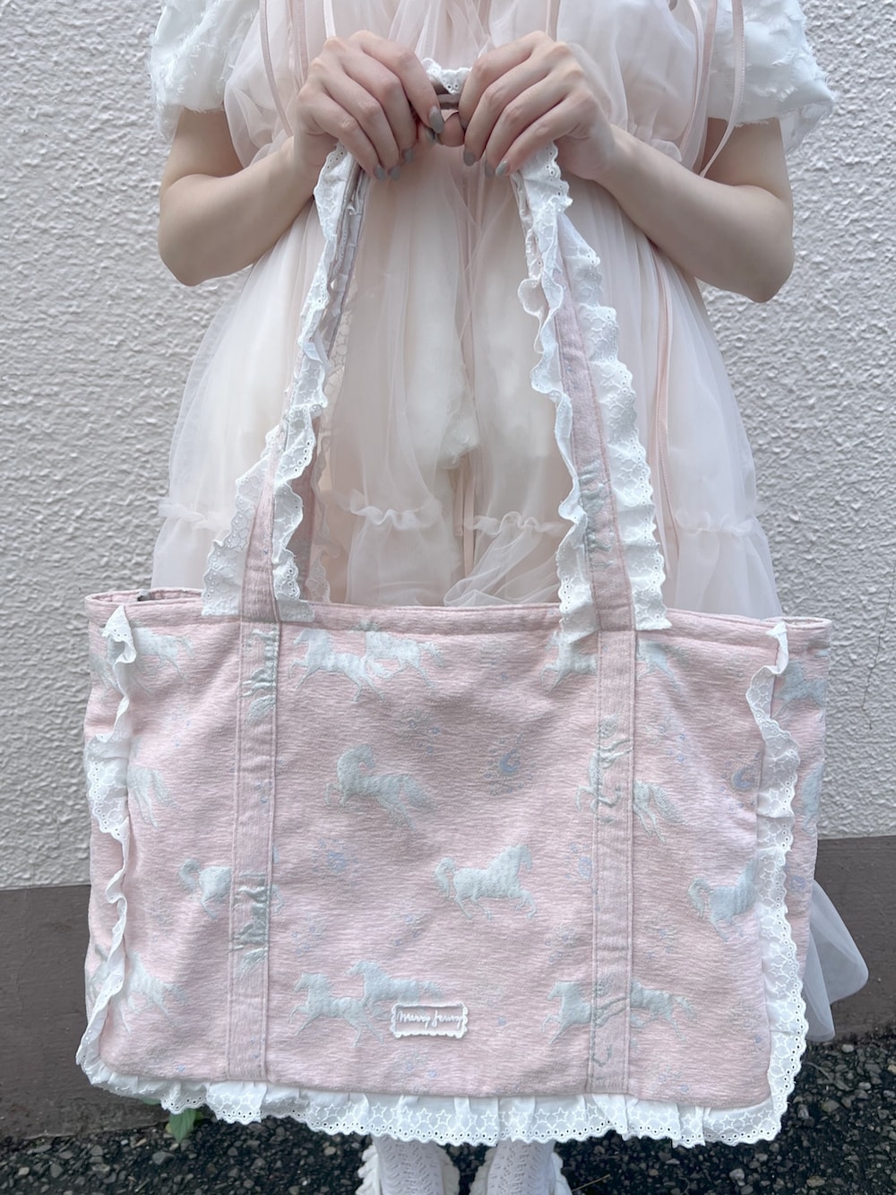 ホワイト系のワンピース、ピンク系のワンピース、ホワイト系のスニーカーを着用したレディースの夏コーディネートの6枚目の写真