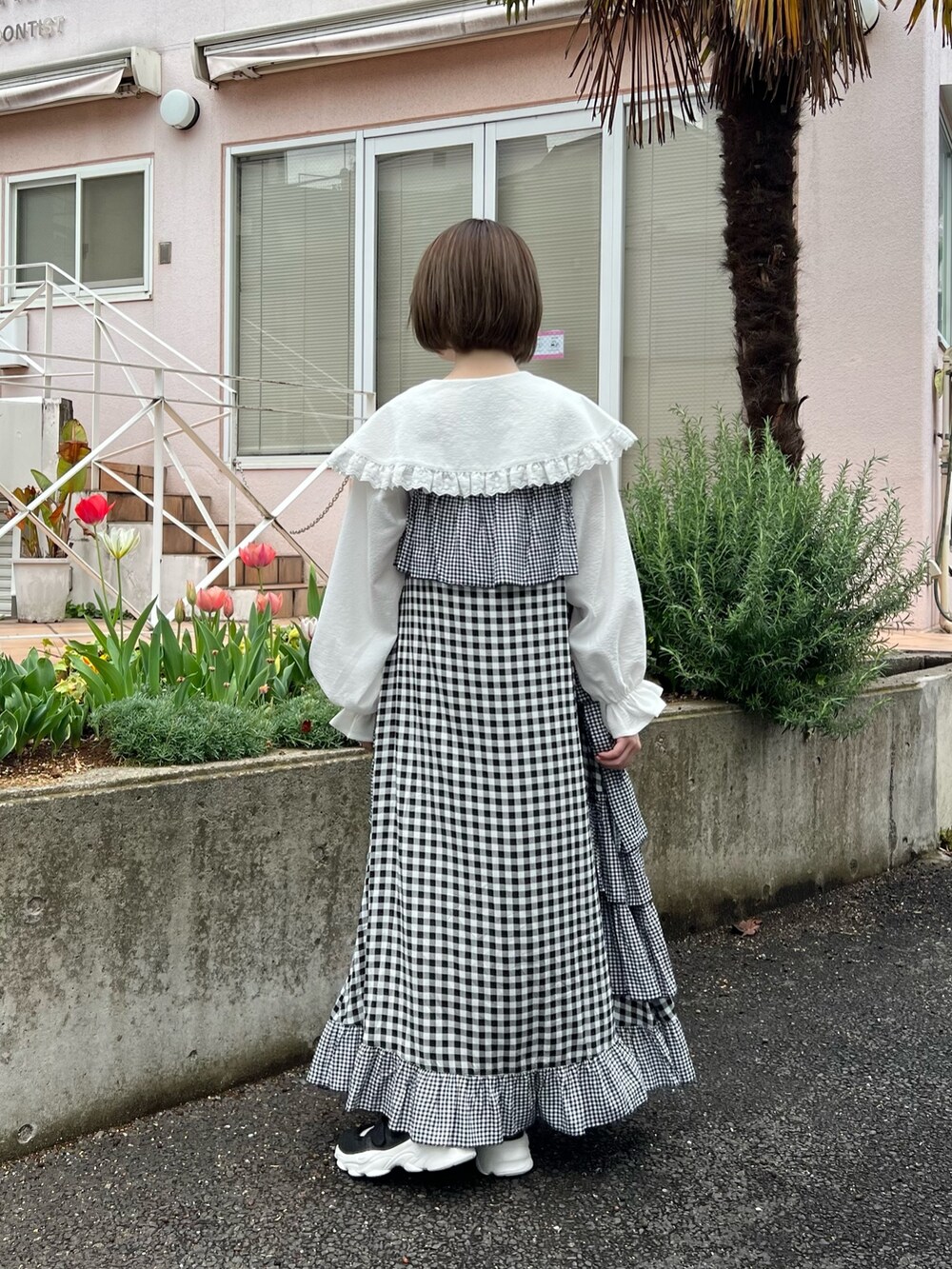 その他のワンピース、ホワイト系のシャツ/ブラウス、ブラック系のスニーカーを着用したレディースの春コーディネートの5枚目の写真