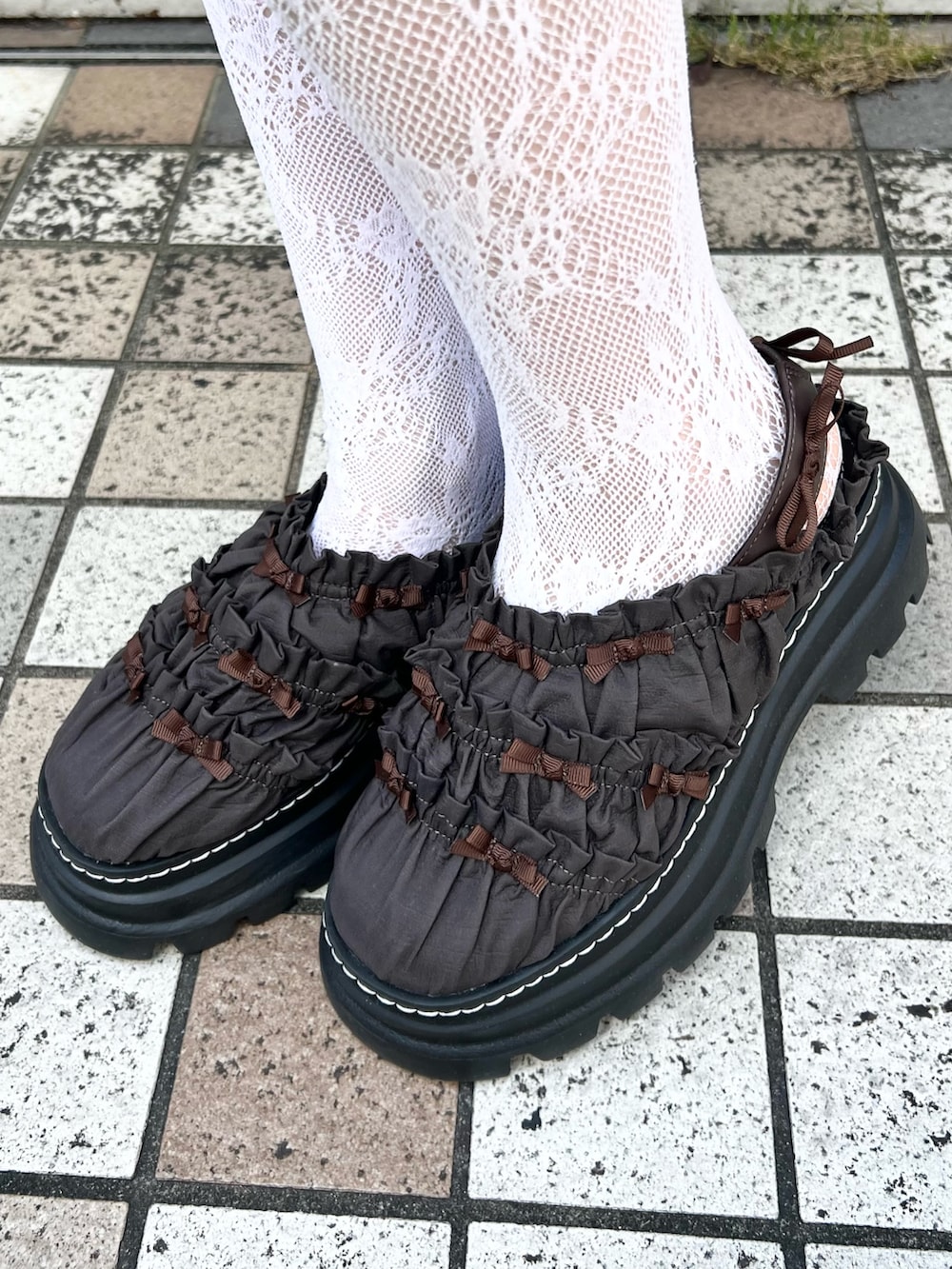 ピンク系のTシャツ/カットソー、ブラウン系のサンダル、ホワイト系のショルダーバッグを着用したレディースの夏コーディネートの8枚目の写真