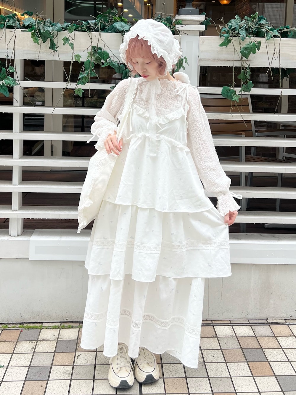 ホワイト系のワンピース、ホワイト系のTシャツ/カットソー、ホワイト系のトートバッグを着用したレディースの冬コーディネートの2枚目の写真