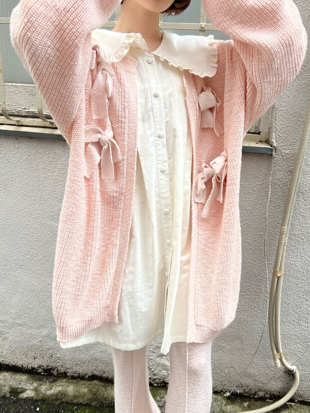 ホワイト系のワンピース、ピンク系のカーディガン/ボレロ、ピンク系のスウェットパンツを着用したレディースの夏コーディネートの7枚目の写真