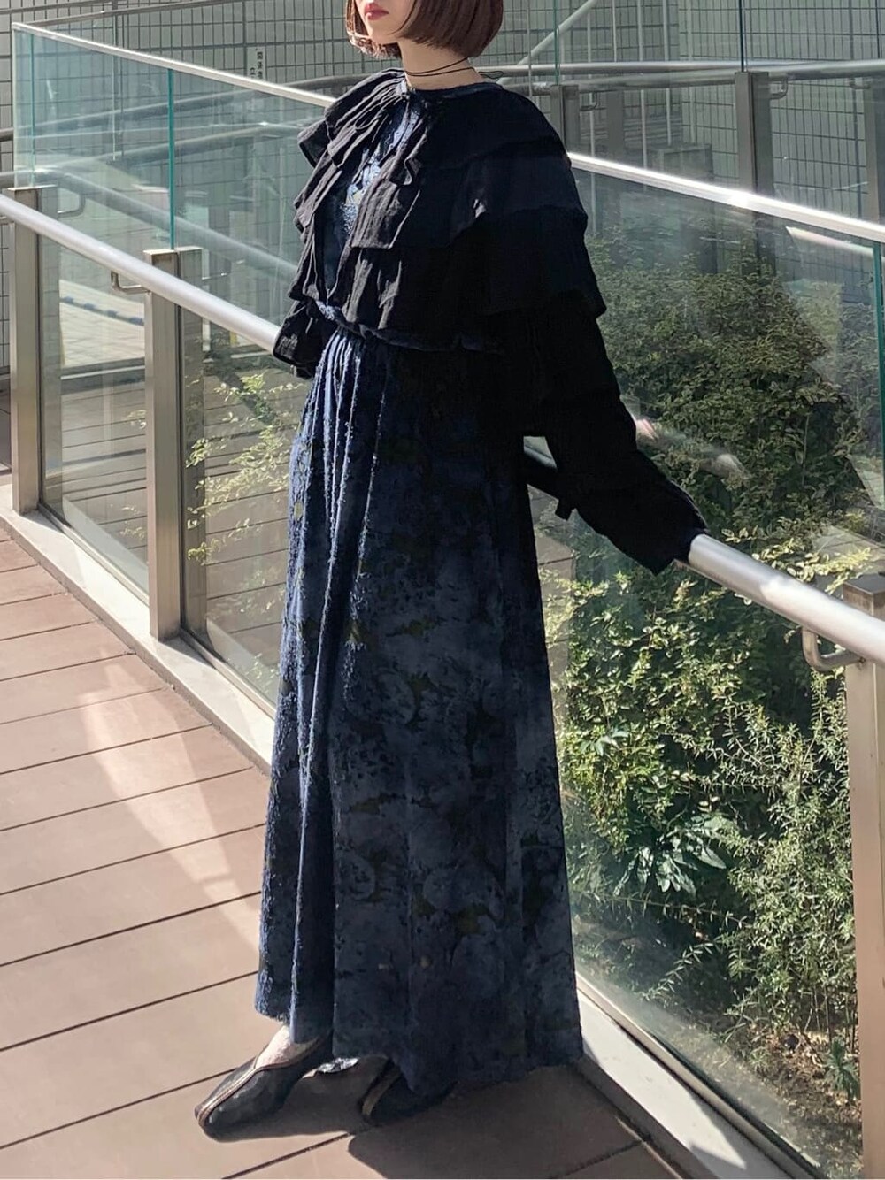 ブラック系のカーディガン/ボレロ、ブラック系のパンプス、ブルー系のワンピースを着用したレディースの冬コーディネートの3枚目の写真