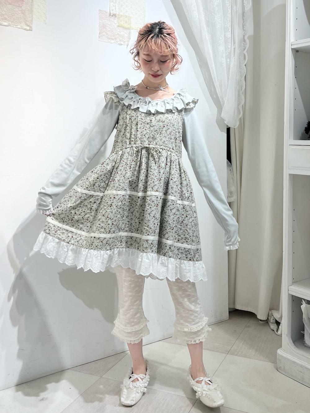 グリーン系のTシャツ/カットソー、グリーン系のワンピース、ホワイト系のその他パンツを着用したレディースの冬コーディネートの2枚目の写真