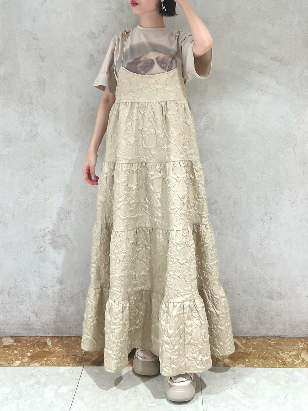 ベージュ系のTシャツ/カットソー、ベージュ系のワンピース、ホワイト系のサンダルを着用したレディースの夏コーディネートの6枚目の写真