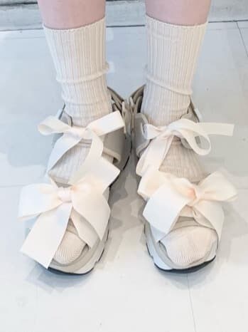 ホワイト系のサンダル、グリーン系のワンピース、ホワイト系の付け襟を着用したレディースの春コーディネートの7枚目の写真