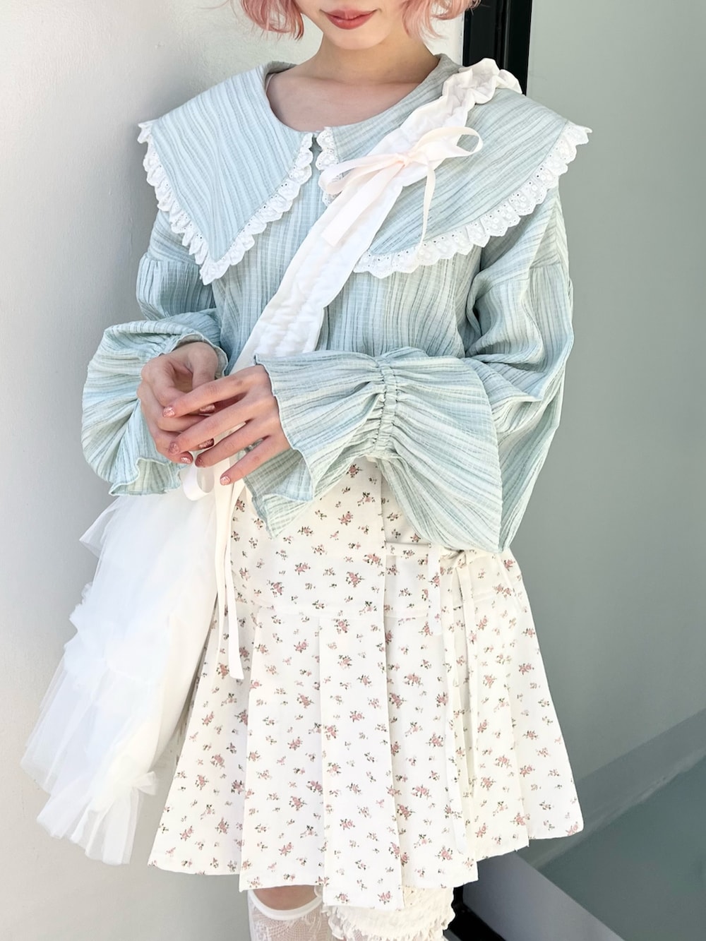 グリーン系のシャツ/ブラウス、ホワイト系のバレエシューズ、ホワイト系のトートバッグを着用したレディースの冬コーディネートの5枚目の写真