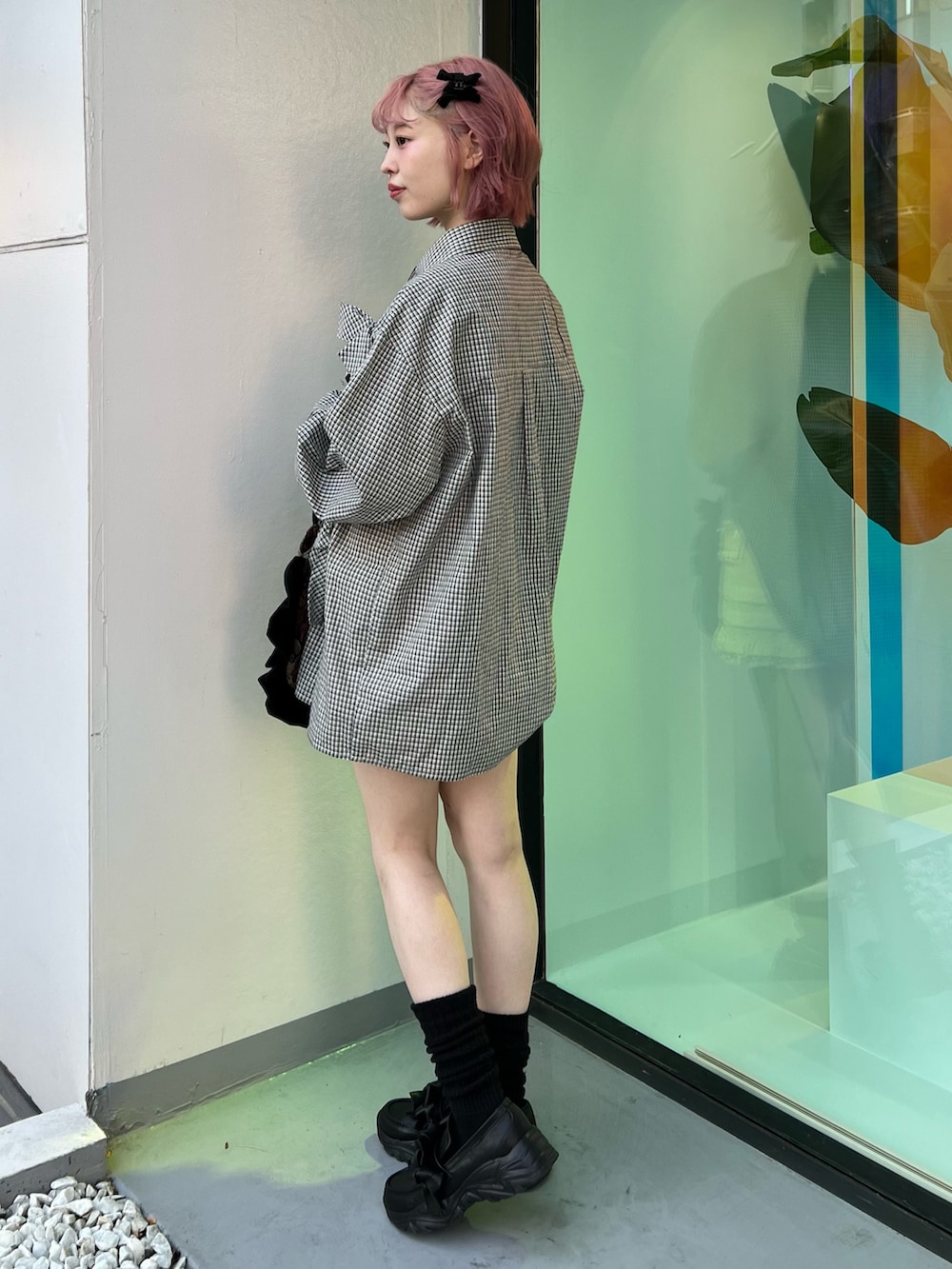 その他のシャツ/ブラウス、ホワイト系のスカート、ブラック系のハンドバッグを着用したレディースの冬コーディネートの4枚目の写真