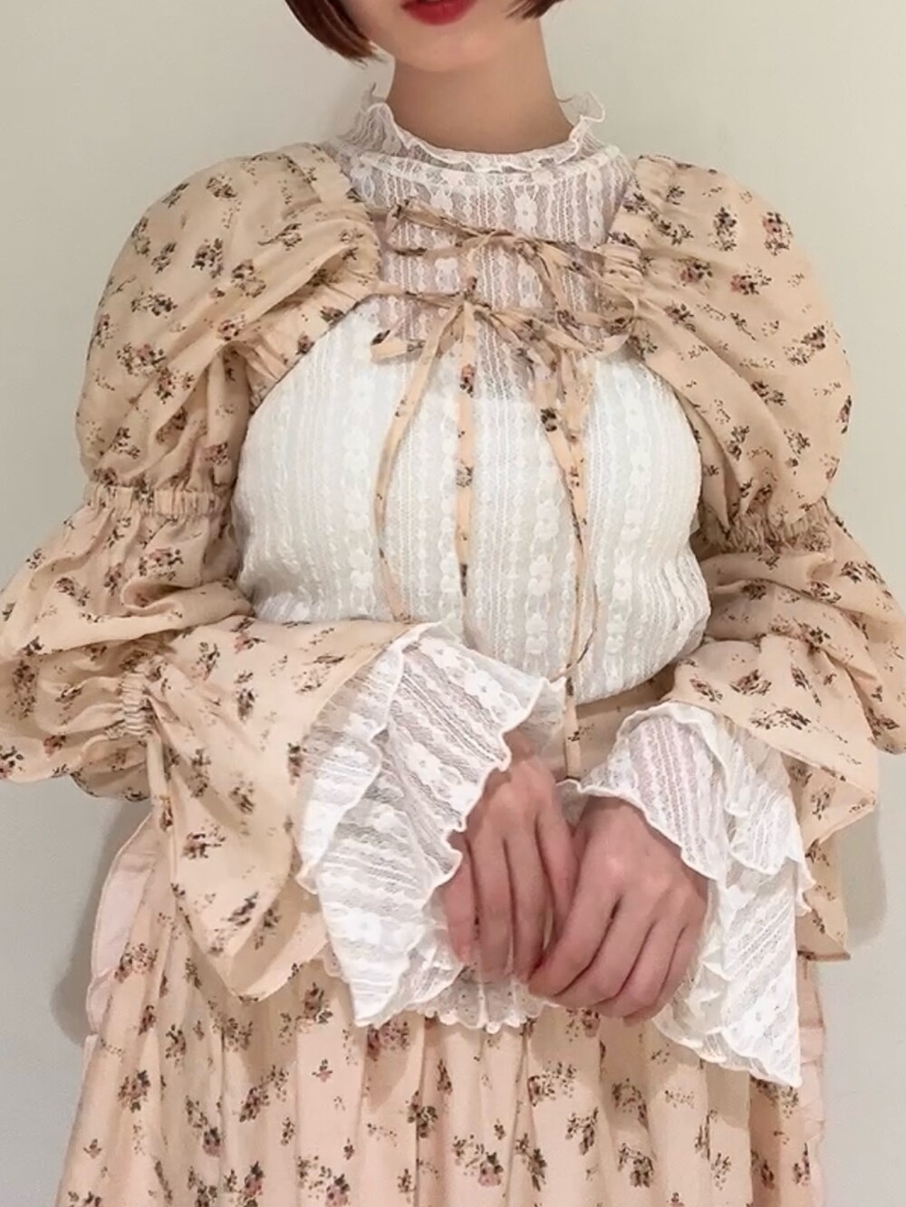 ピンク系のスカート、ピンク系のカーディガン/ボレロ、ホワイト系のパンプスを着用したレディースの春コーディネートの7枚目の写真