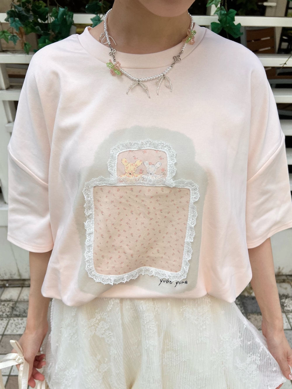 ピンク系のTシャツ/カットソー、ブラウン系のサンダル、ホワイト系のショルダーバッグを着用したレディースの夏コーディネートの6枚目の写真