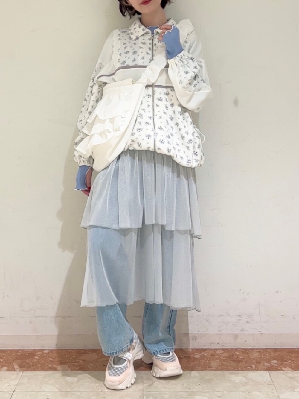 ブルー系のジャージ、ブルー系のTシャツ/カットソー、ホワイト系のショルダーバッグを着用したレディースの春コーディネートの7枚目の写真